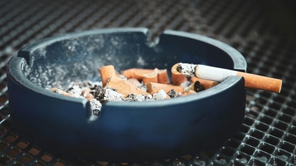 女子在公交站台劝男子吸烟发生争执 官方通报：责令男子改正违法行为 并处以行政罚款