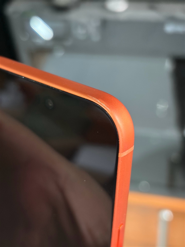 戴壳没用！iPhone 17 Pro Max铝合金机身一碰就花：博主直呼苦不堪言