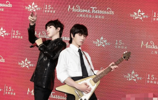 华晨宇与蜡像对比