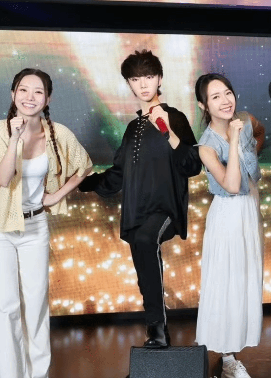 华晨宇蜡像对比