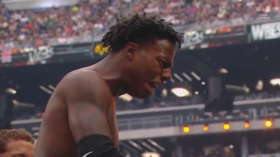 甲亢哥与对手一同庆祝胜利