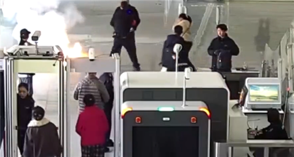 充电宝安检被拦男子当场怒摔致爆燃起火:行拘5天、罚款500元