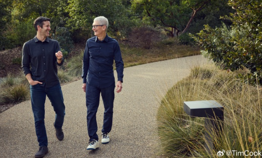 苹果两CEO交接图细节：库克脚穿限量联名球鞋，特纳斯则选择经典乐福鞋