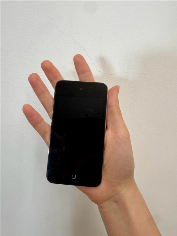 微信员工晒微信开发第一个版本的测试机:经典神机iPod touch 4