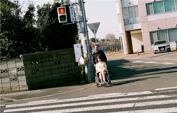 62岁日本大爷疯狂迷恋硅胶娃娃：抛妻弃女也要和它浪迹天涯