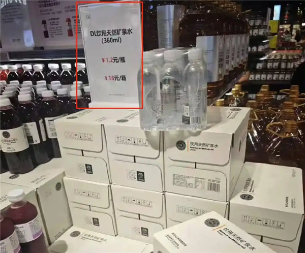 胖东来18元/箱矿泉水遭哄抢