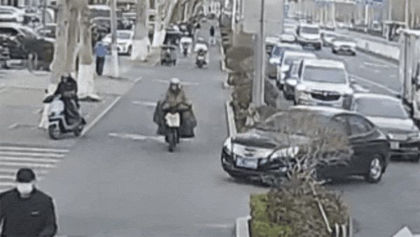 女子靠转弯让直行疯狂碰瓷30余起：最终被刑拘