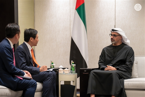 小米雷军与阿布扎比王储进行会谈