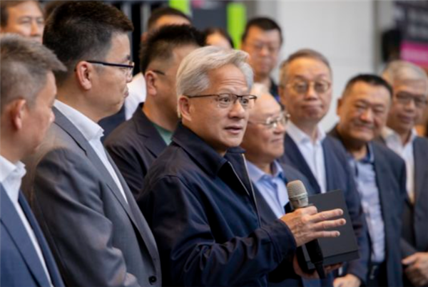 黄仁勋谈年轻人失业