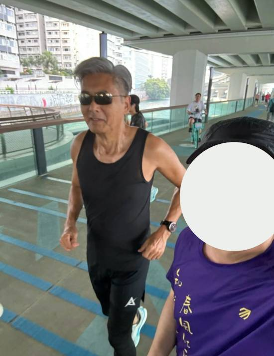 银发战队跑步照片