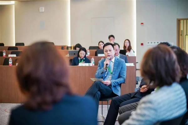 何文意主持研讨会
