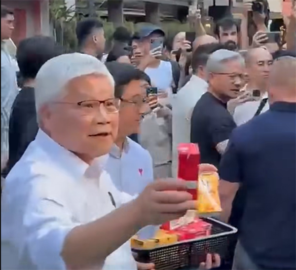 黄仁勋魏哲家街头派发美食 发完炒面发绿豆糕 戏言众人都是小朋友