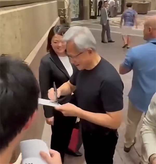 黄仁勋魏哲家街头派发美食 发完炒面发绿豆糕 戏言众人都是小朋友