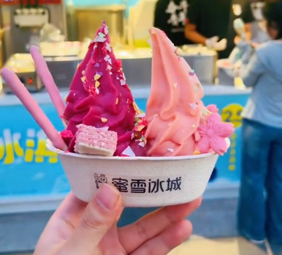蜜雪冰城总部旗舰店五一排队盛况