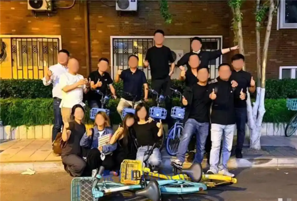 聚会多人脚踩青桔美团单车 疑为哈啰员工 官方回应：已展开内部调查