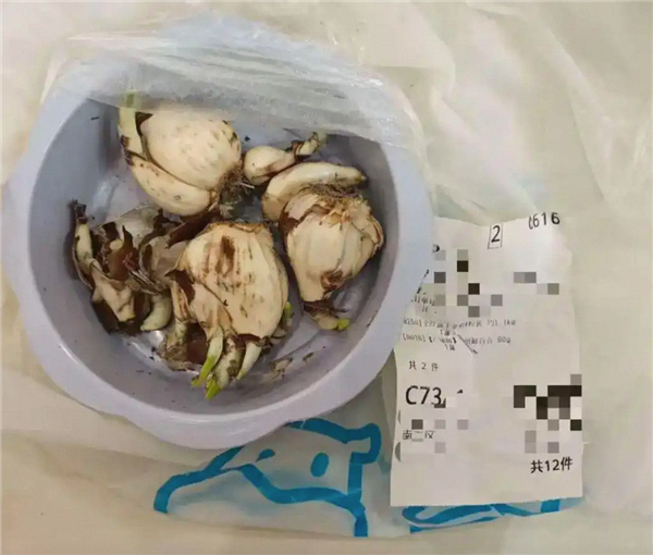 网友用AI生成的金针菇产品包装调侃