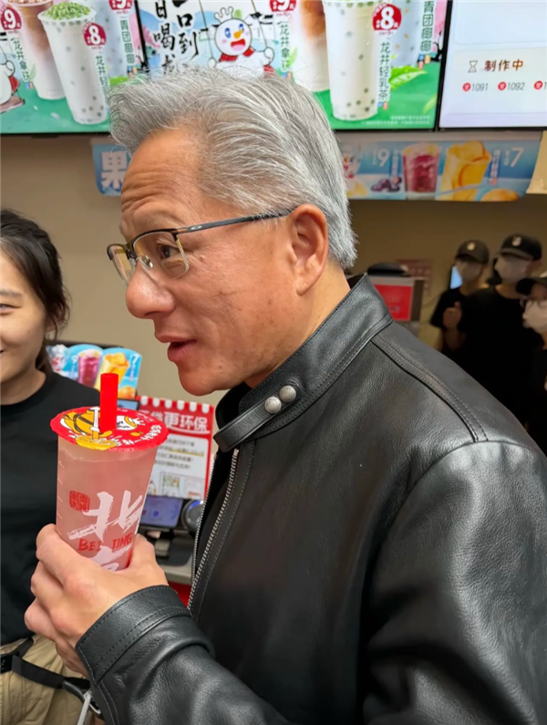 蜜雪冰城赢大了！黄仁勋打卡同款饮品 销量直接爆涨140%