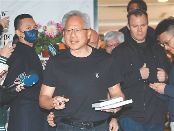 黄仁勋抵达台北松山机场