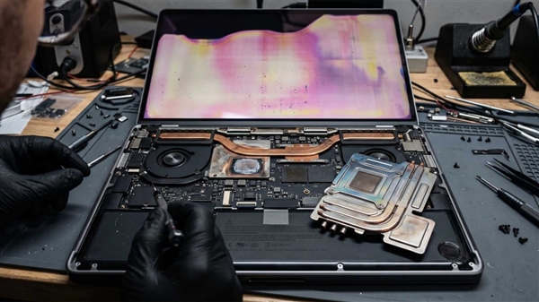 苹果MacBook Pro屏幕变色