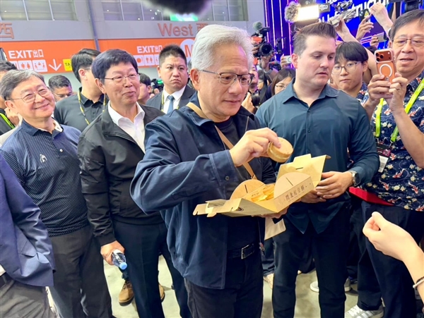 黄仁勋吃红豆饼