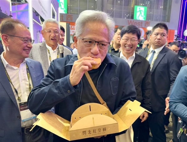 黄仁勋与刘扬伟拥抱