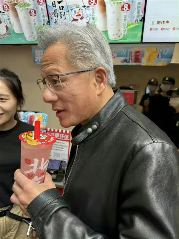 黄仁勋体验街头小吃