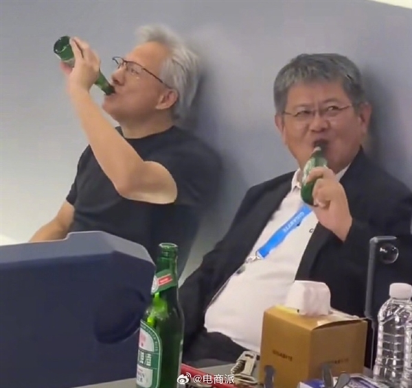 黄仁勋与技嘉掌门人席地而坐