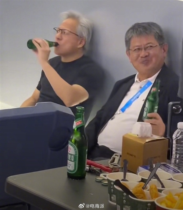 黄仁勋逛夜市