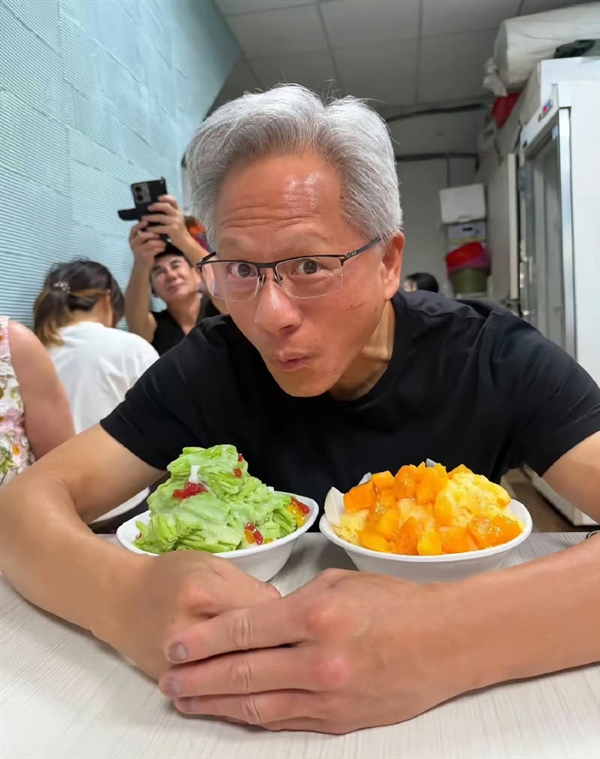 黄仁勋街头吃糖葫芦