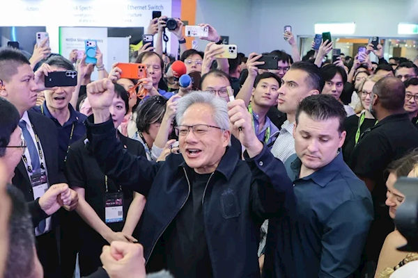 黄仁勋席地而坐喝啤酒