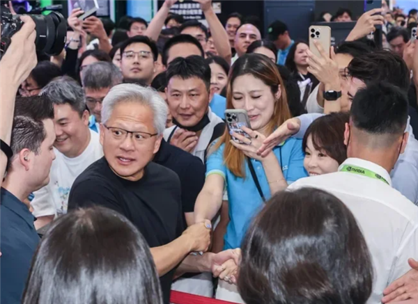 黄仁勋与现场观众互动