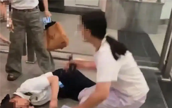 女子错过高铁辱骂殴打工作人员 摔坏视频记录仪