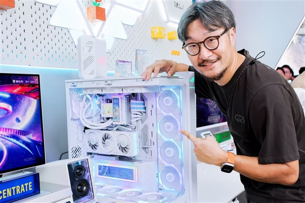 华硕主板点燃BW2026 ROG玩创宇宙引玩家狂欢