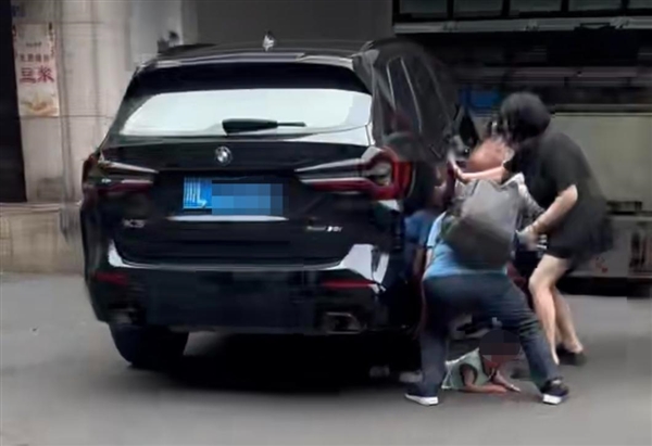众人合力抬车救出幼童