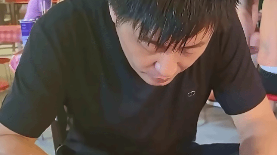 撞脸张雪峰烧烤摊主走红 同样42岁也有女儿