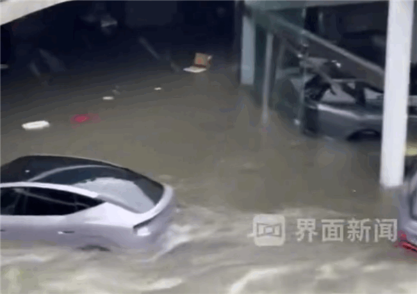 张家港一小鹏汽车门店遭雨水倒灌 数台展车被冲走