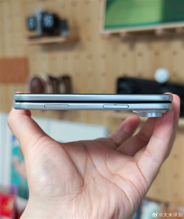 曝iPhone折叠手机大小相当于护照：单手操作无压力