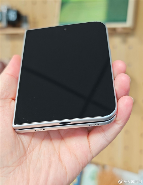 曝iPhone折叠手机大小相当于护照：单手操作无压力