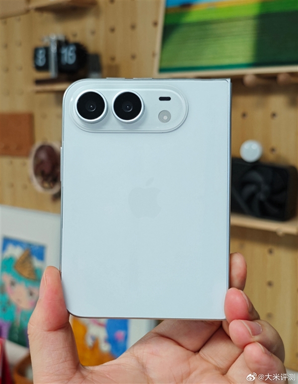 曝iPhone折叠手机大小相当于护照：单手操作无压力