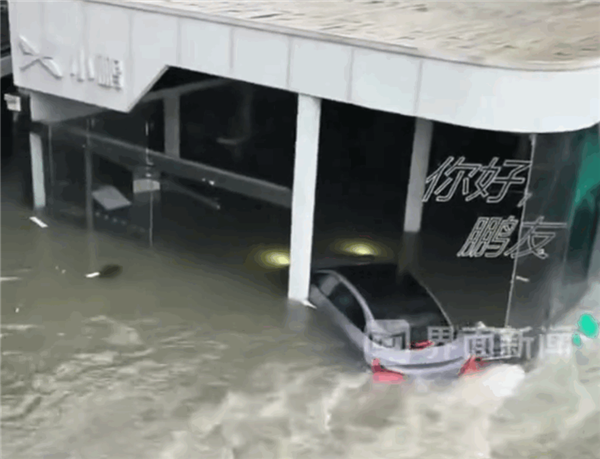 张家港一小鹏汽车门店遭雨水倒灌 数台展车被冲走