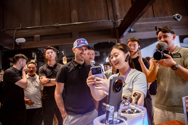 德比斯体验荣耀Robot Phone