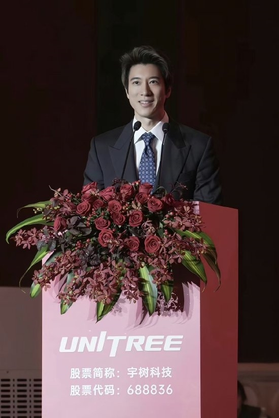 王力宏与宇树科技创始人王兴兴在上市午宴上