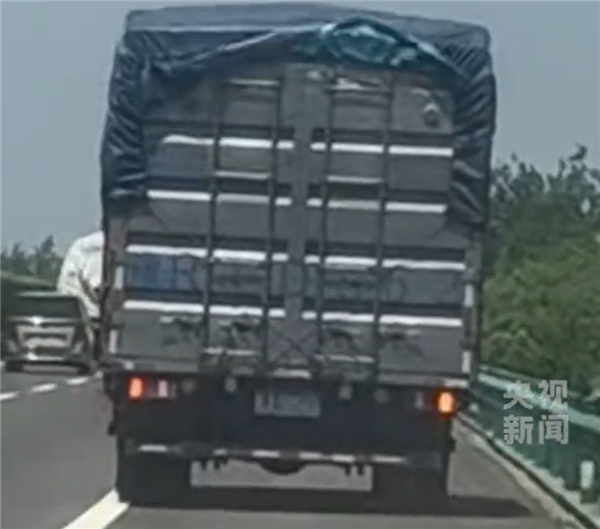 货车高速刹车失灵 交警一路护送至油箱跑光