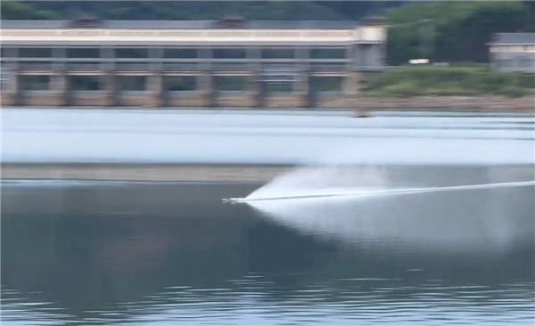 博主手搓遥控虾艇水面狂飙235km/h:跻身全国前三