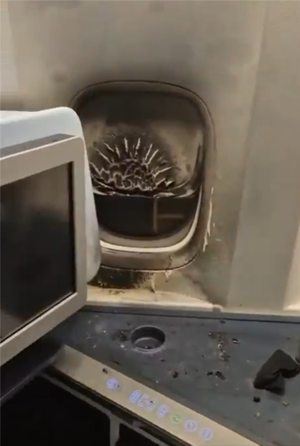 荷航前CEO被指违规给充电宝充电 空中爆炸逼航班折返 航司却不追责