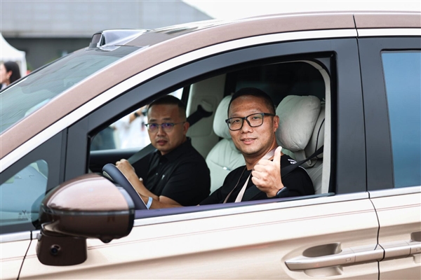 岚图梦想家9未售先火 海外媒体漂洋过海来体验