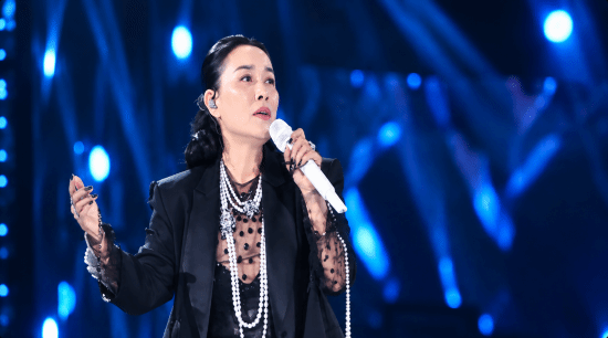 那英演唱会含泪唱响《弯弯的月亮》 悼念良师益友刘欢