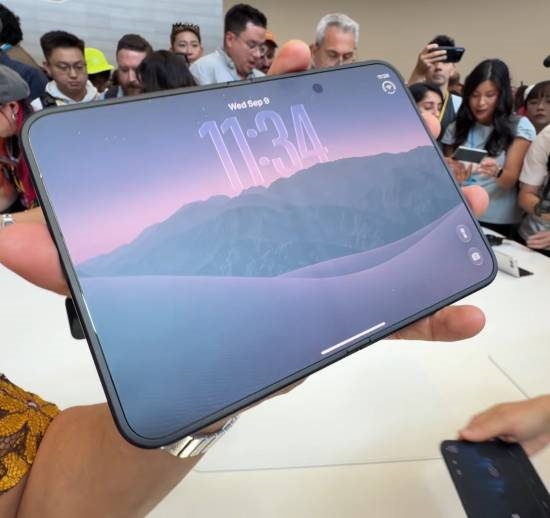 iPhone Duo 折痕细节