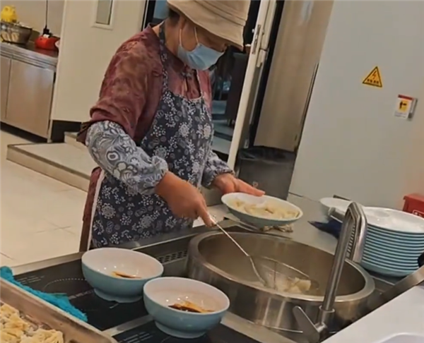 刘强东母亲在京东食堂煮饺子