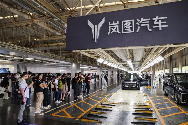 岚图梦想家9未售先火 海外媒体漂洋过海来体验